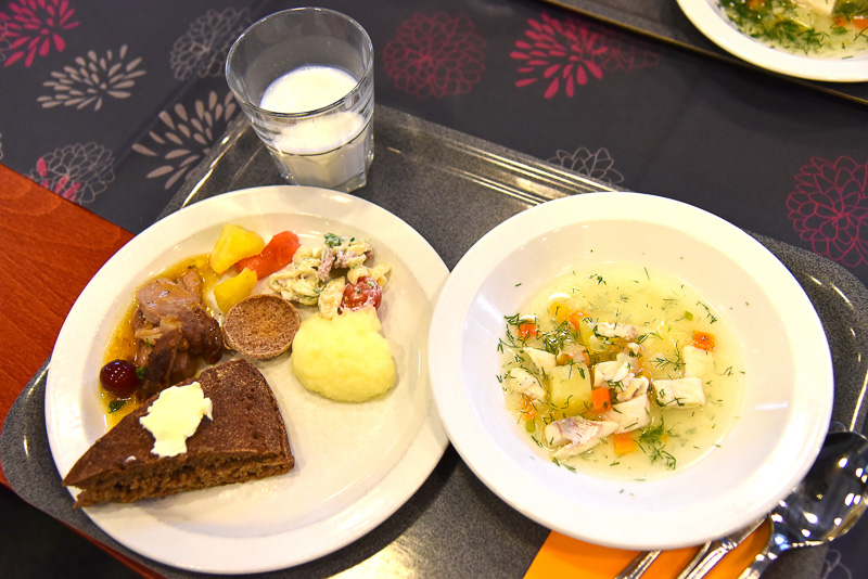 スープとともに、ブレッドやマッシュポテト、野菜などをチョイス