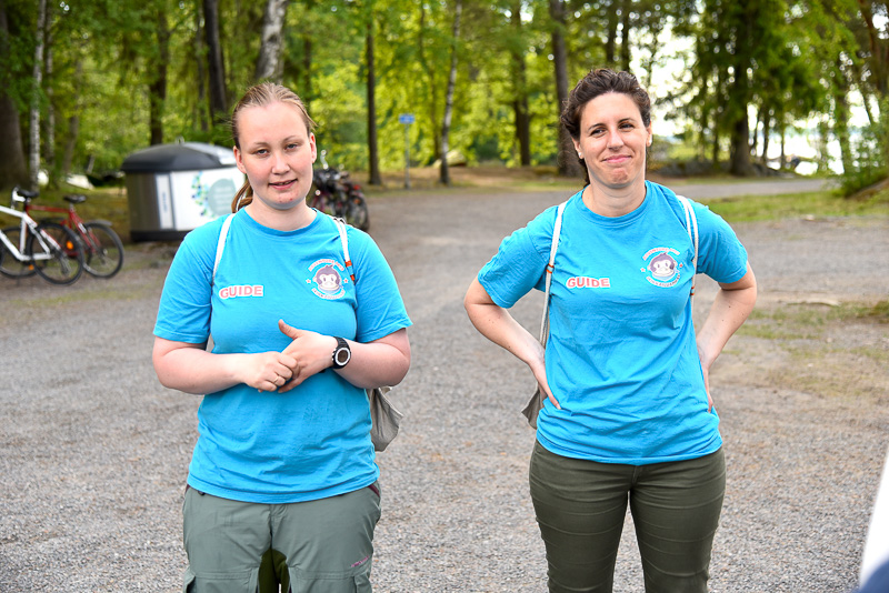 「アドベンチャー・エイプス」のガイドのHeidiとFrancesca。最初にバッグとサンダルが渡される