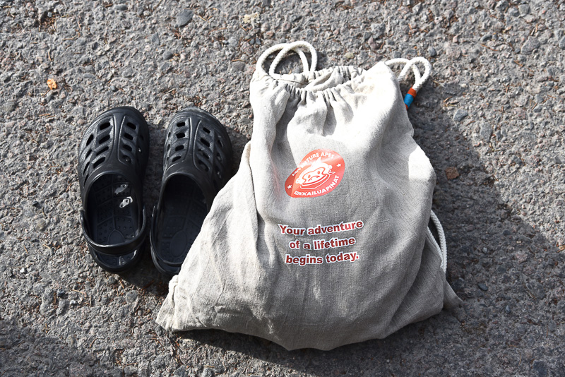 「アドベンチャー・エイプス」のガイドのHeidiとFrancesca。最初にバッグとサンダルが渡される