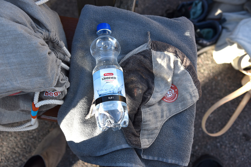 バッグの中身はタオルとサウナキャップ、そしてドリンク。サウナキャップは熱から髪を保護するためのもの