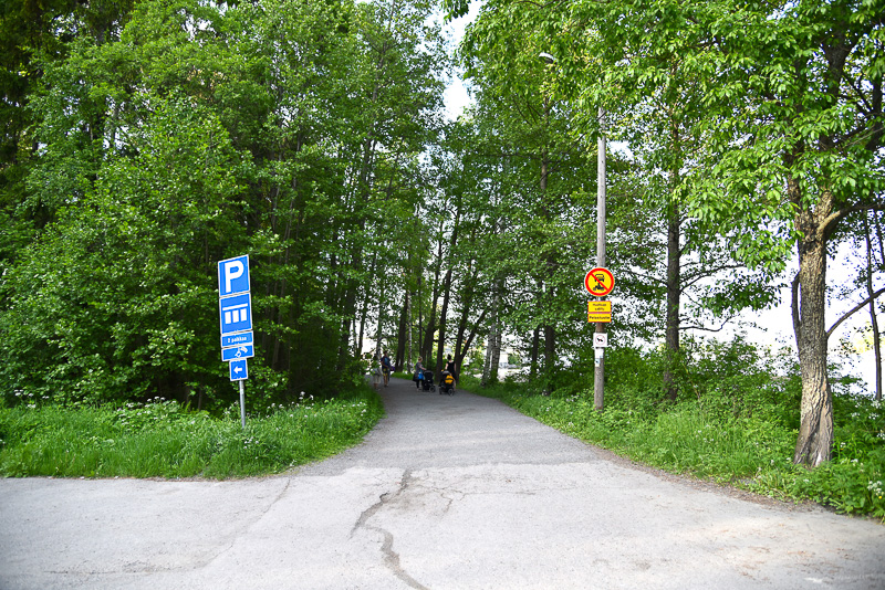 森の中をテクテク歩きながらサウナへと向かう