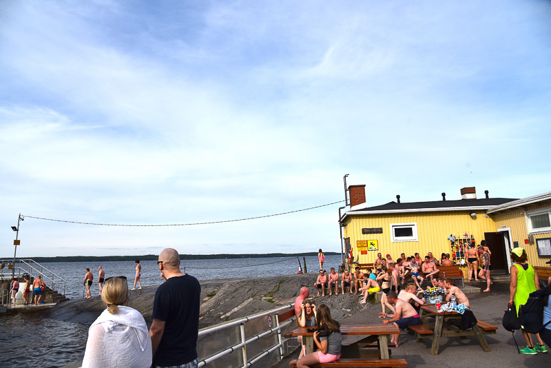 「ラウハニエミ サウナ」は大盛況。常に外もサウナ部屋ともに利用者がいる状態でギューギュー。でもそれがまた楽しい