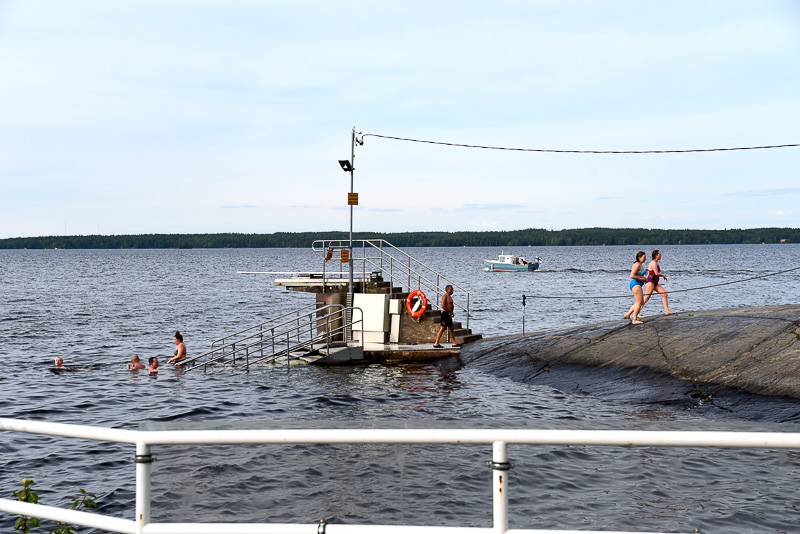 飛び込むナシ湖には約2mの飛び込み台とともに手すりと階段付きのポイントもある
