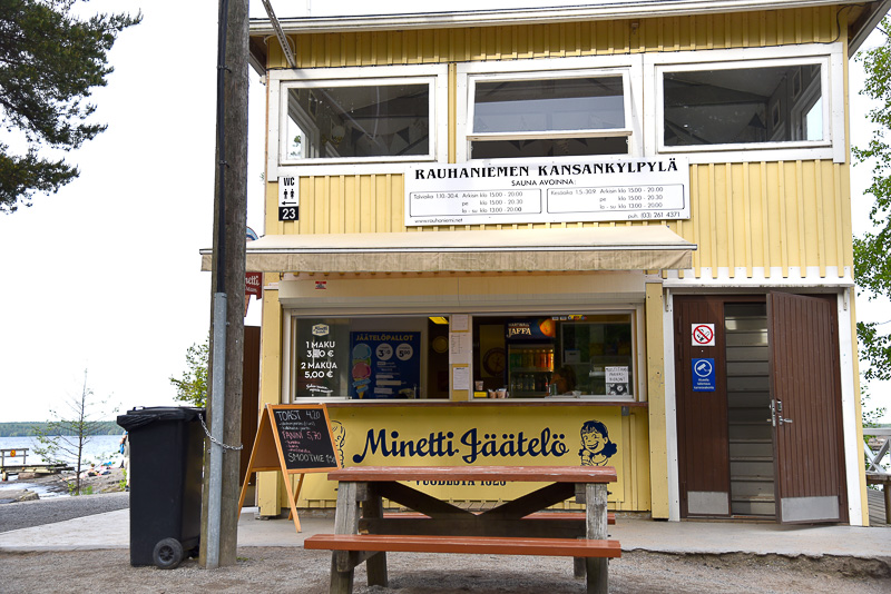 「Minetti Jäätelö 」でアイスクリームをオーダー。リコリスとストロベリーのダブル