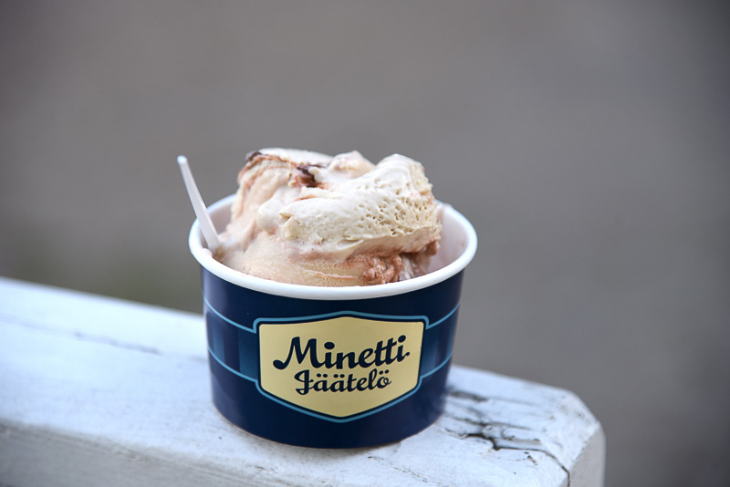 「Minetti Jäätelö 」でアイスクリームをオーダー。リコリスとストロベリーのダブル