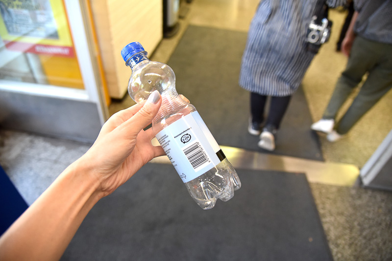 飲みきったペットボトルのラベルのバーコード上に「0.20ユーロ」（約26円）の文字を発見