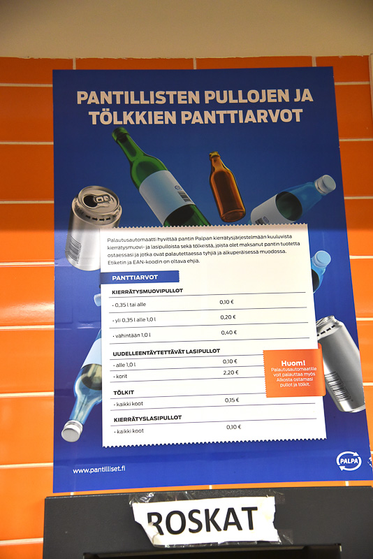 スーパーの奥に回収専用のマシーンがあり、横には金額の目安表もあった