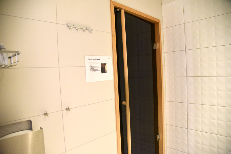 プレミアムラウンジに併設されたフィンランド式サウナとシャワールーム