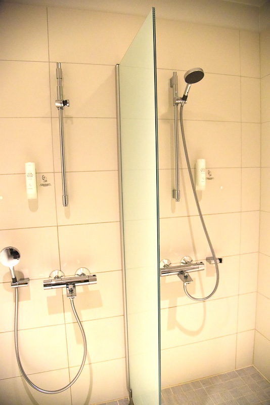 プレミアムラウンジに併設されたフィンランド式サウナとシャワールーム