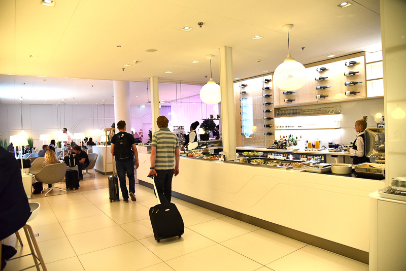 カナッペやデザート類など、少しつまみたい時に重宝するメニューが並ぶ