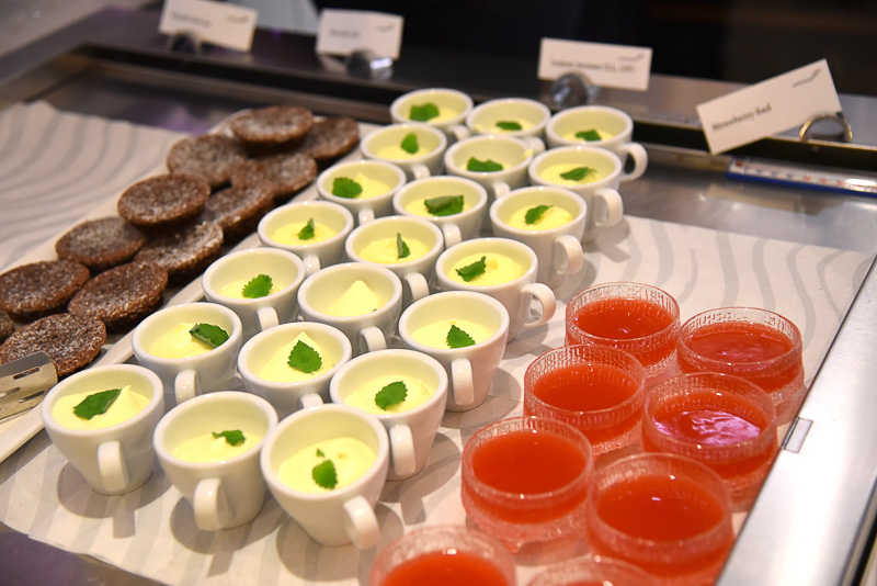 カナッペやデザート類など、少しつまみたい時に重宝するメニューが並ぶ