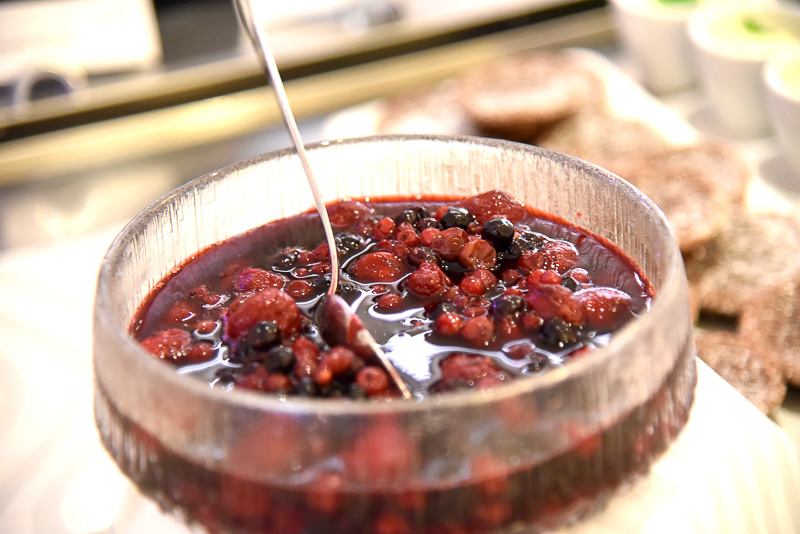 カナッペやデザート類など、少しつまみたい時に重宝するメニューが並ぶ