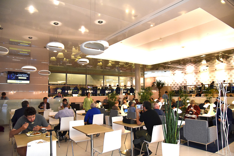 通常のビジネスクラスのラウンジにもイッタラやマリメッコのアイテムが使われていた