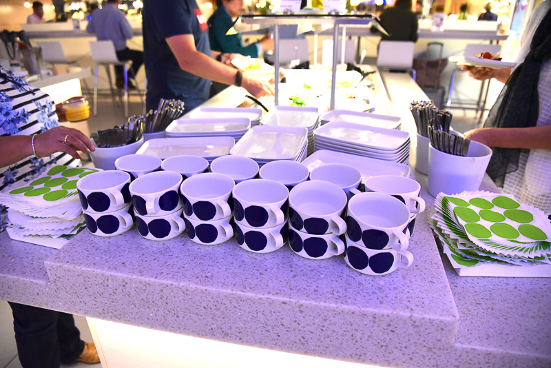 通常のビジネスクラスのラウンジにもイッタラやマリメッコのアイテムが使われていた