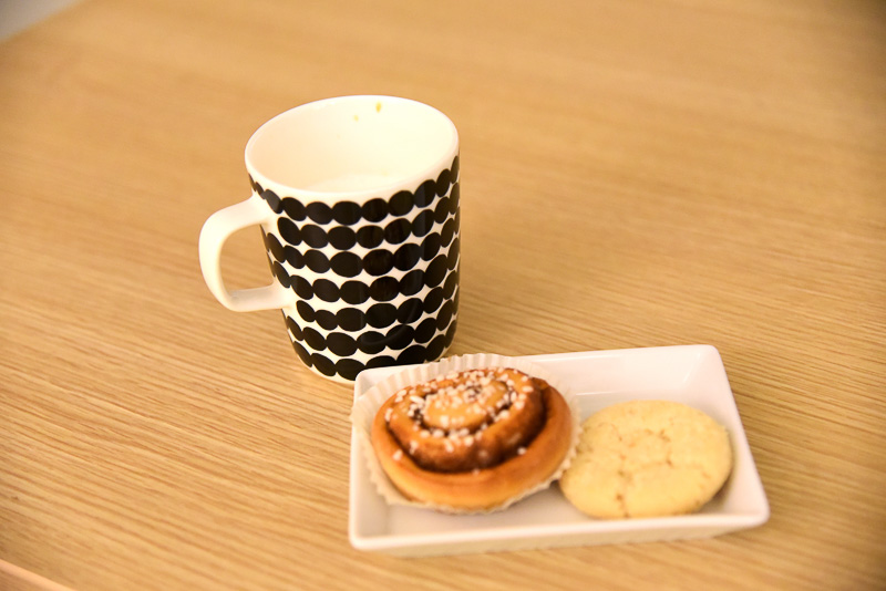 シナモンロールとコーヒーでほっと一息