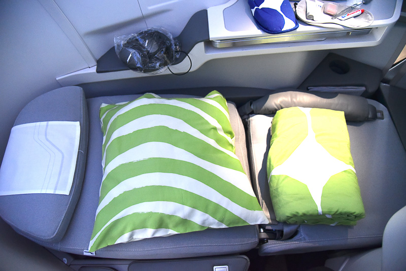 ビジネスクラスはフルフラットシート採用で極上の眠りを約束してくれる。足下も広々