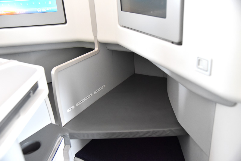 ビジネスクラスはフルフラットシート採用で極上の眠りを約束してくれる。足下も広々
