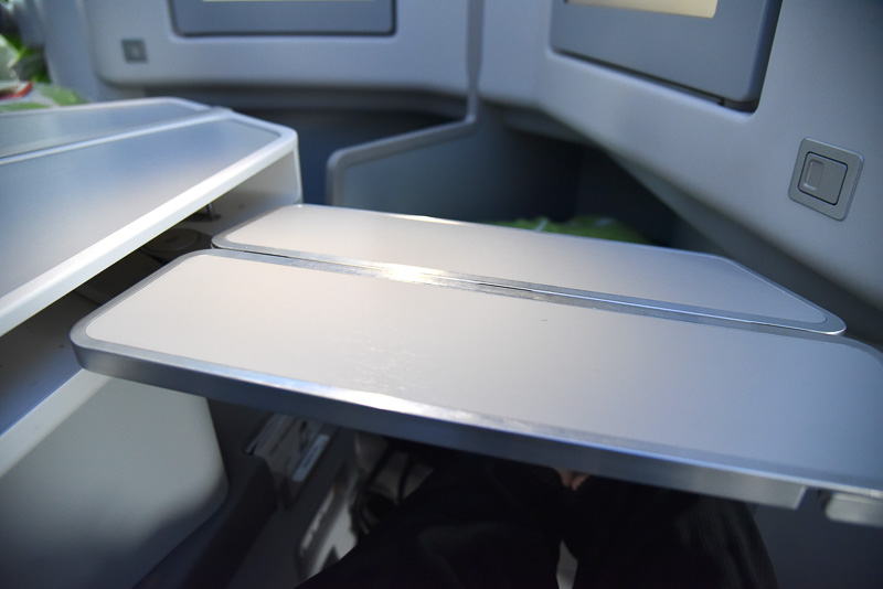 メインのテーブルは2段階式。サイドテーブルはウェルカムドリンクを置いたり、ちょっとした小物を置いたりと使い勝手がよい