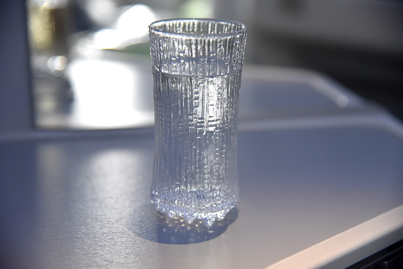 メインのテーブルは2段階式。サイドテーブルはウェルカムドリンクを置いたり、ちょっとした小物を置いたりと使い勝手がよい