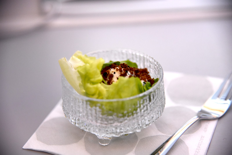 アミューズブッシュの「燻製カワカマスのサラダ、麦芽パン」