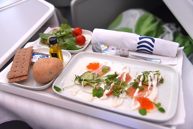 「薄塩サーモンときゅうりのピクルス ホースラディッシュクリーム添え」