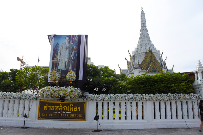 プミポン・アドゥンヤデート前国王を偲ぶ装飾が施された遺影