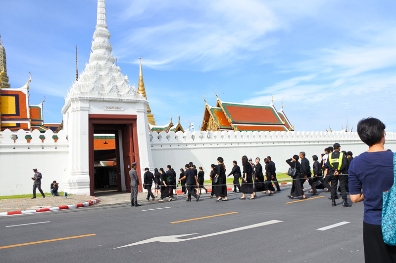 入場するためのウィセートチャイスィー門には弔問へ向かう人々の行列が。しばらくするとの合間を縫って観光客も門をくぐることが可能