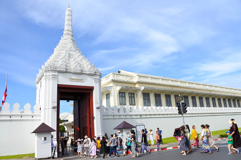 入場するためのウィセートチャイスィー門には弔問へ向かう人々の行列が。しばらくするとの合間を縫って観光客も門をくぐることが可能