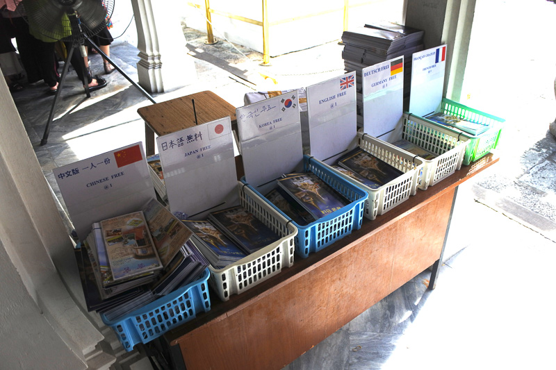 チケットは、500バーツ（約1850円、1バーツ＝約3.7円換算）。入場後に各言語の説明書を受け取ろう