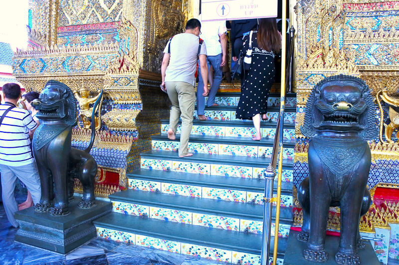 階段を上がり本堂へ向かう際には靴を脱ぎ、帽子、サングラスは外して向かう。蓮の花で自分に清水を振りかけることも