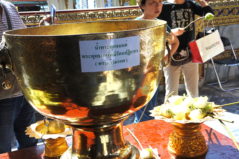 階段を上がり本堂へ向かう際には靴を脱ぎ、帽子、サングラスは外して向かう。蓮の花で自分に清水を振りかけることも