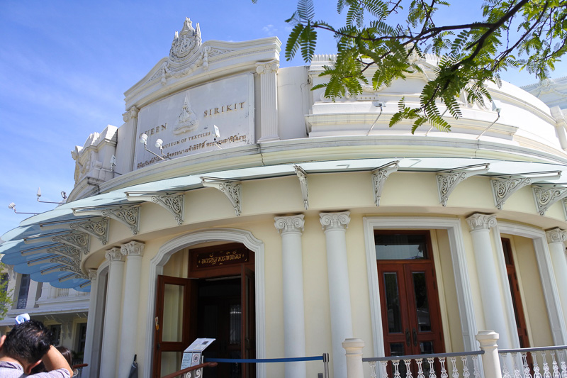 「シリキット王妃テキスタイル博物館」。チケットはロイヤルブルーとゴールド