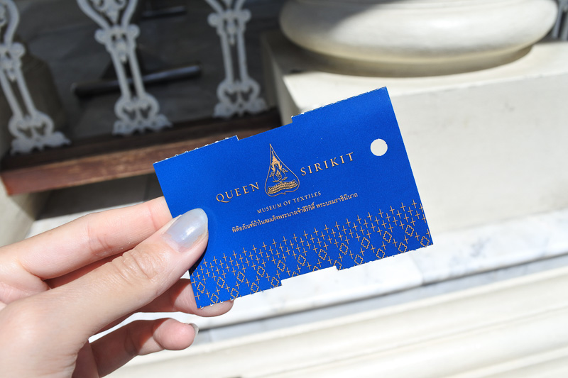 「シリキット王妃テキスタイル博物館」。チケットはロイヤルブルーとゴールド
