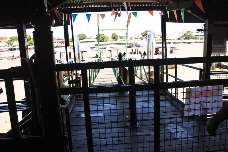 「王宮」から街中を歩いて船着き場へ向かう