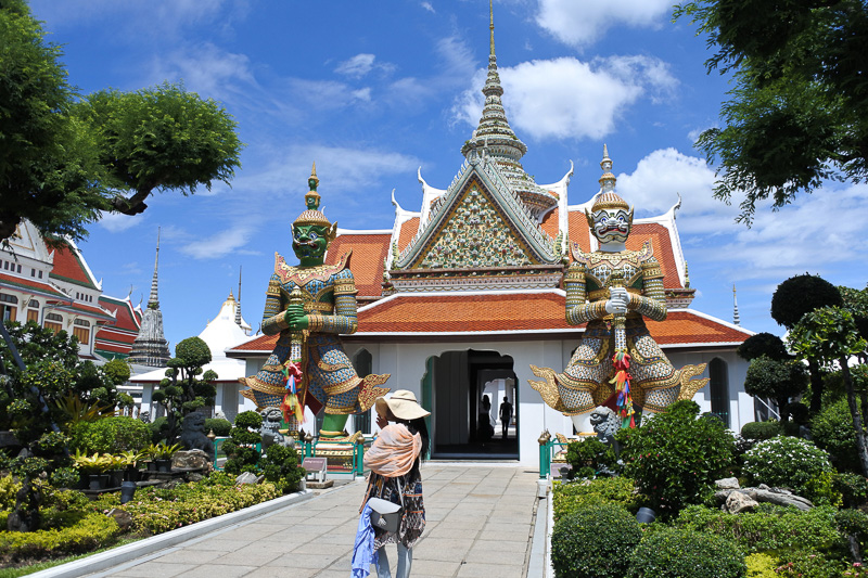 本堂へ向かうためのエントランスにはヤックが2体守りを固めている