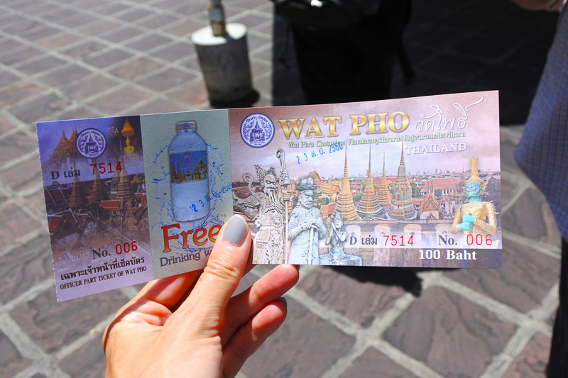 チケットは100バーツ（約370円）で無料のペットボトルももらえる