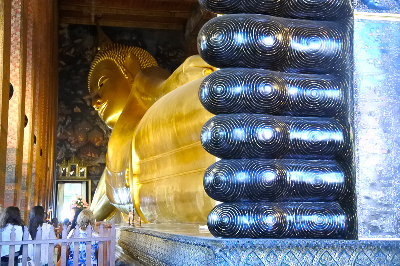 涅槃像を眺めながら、その美しさにほれぼれ。足の裏の螺鈿の細かさにも釘付け