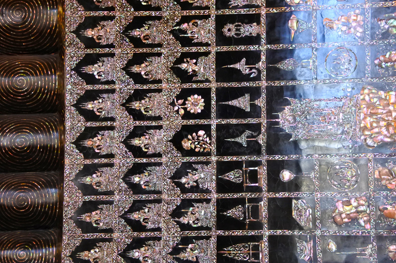 涅槃像を眺めながら、その美しさにほれぼれ。足の裏の螺鈿の細かさにも釘付け