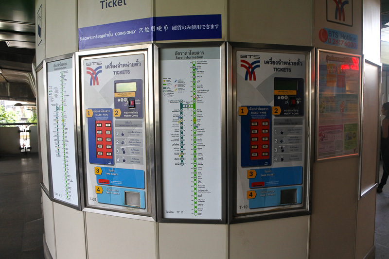 券売機では通常のチケットが購入可能。タッチパネル式の場合は、券種と画面の行き先をタッチすればOK。英語表記もあり安心