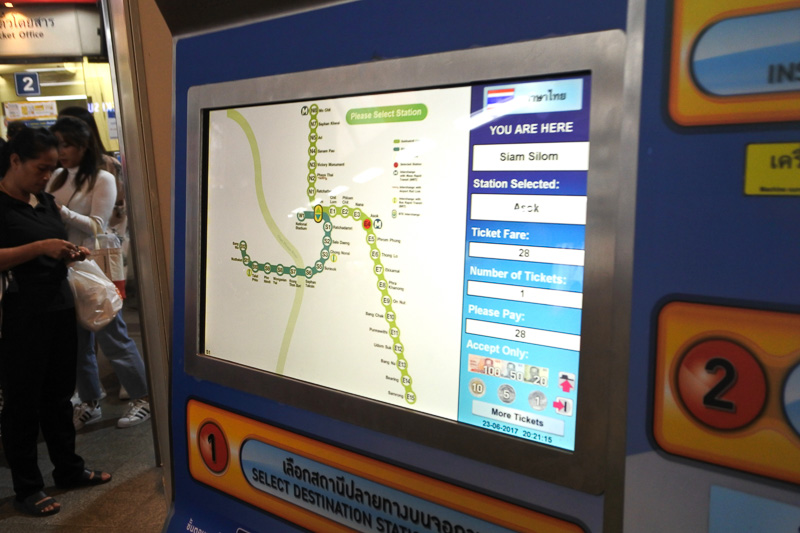 券売機では通常のチケットが購入可能。タッチパネル式の場合は、券種と画面の行き先をタッチすればOK。英語表記もあり安心