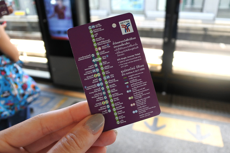 右が通常の1回限りのチケット。左が「One-Day Pass」