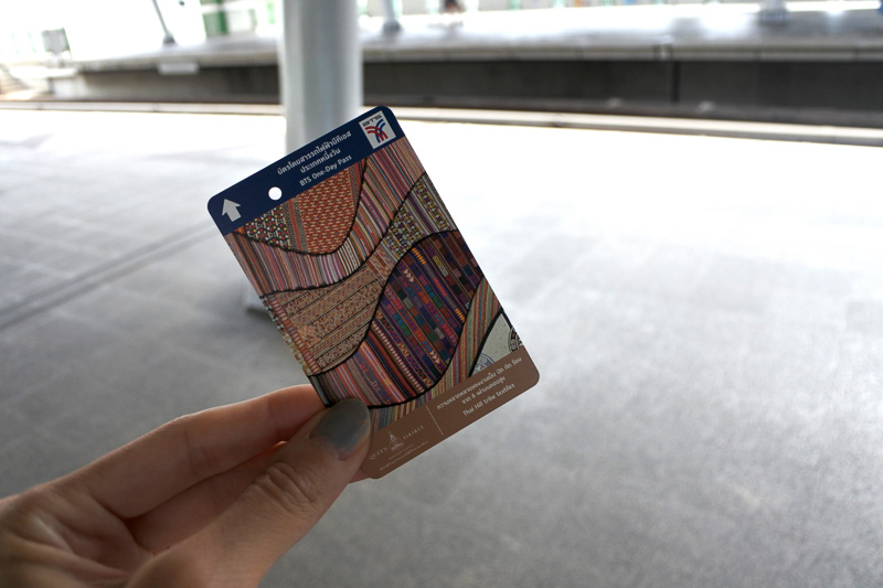 右が通常の1回限りのチケット。左が「One-Day Pass」