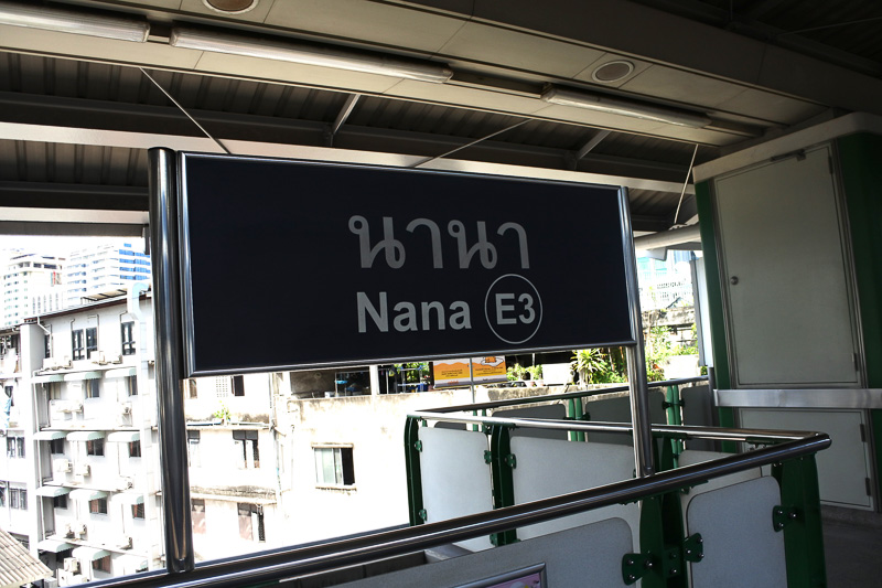 ナナ駅からモーチット駅行きの電車に乗ることに