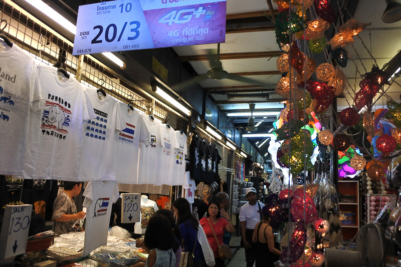 マーケット内で迷ってしまったら、上に掲げられている番号を確認して自分の位置を確かめよう