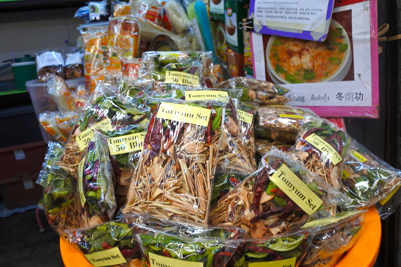 ドライフードを扱うエリアには「TOM YUM SOUP」のセットやペーストなどお土産としても重宝するアイテムがざくざく