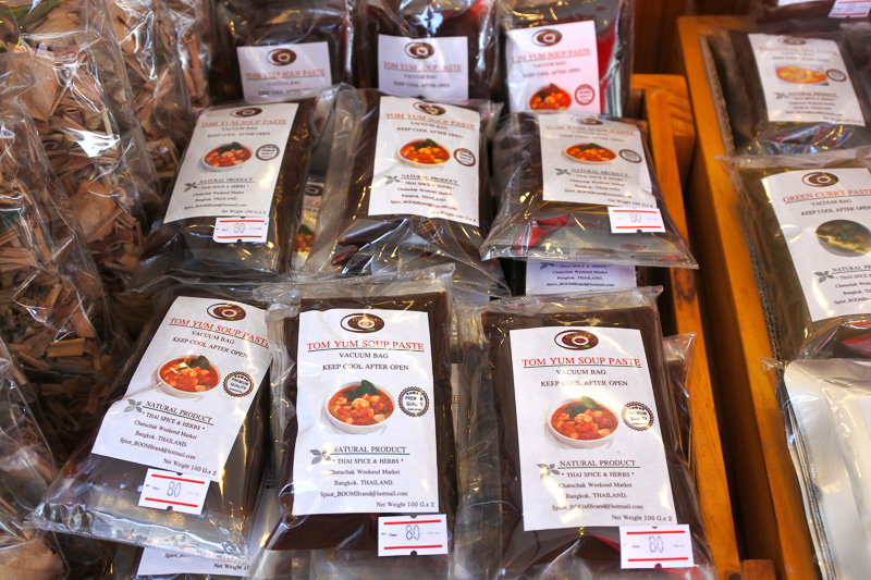 ドライフードを扱うエリアには「TOM YUM SOUP」のセットやペーストなどお土産としても重宝するアイテムがざくざく