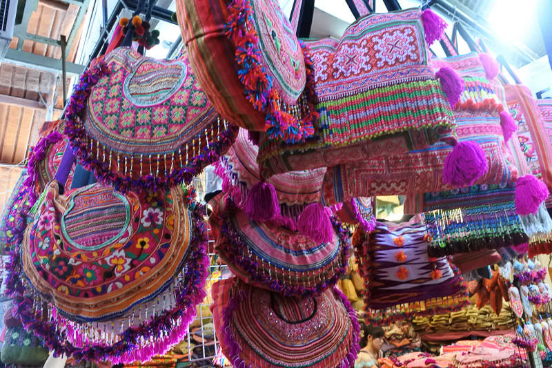 民族調のバッグや夏に大活躍のカゴバッグなどハデなものからシンプルなものまでいろいろ