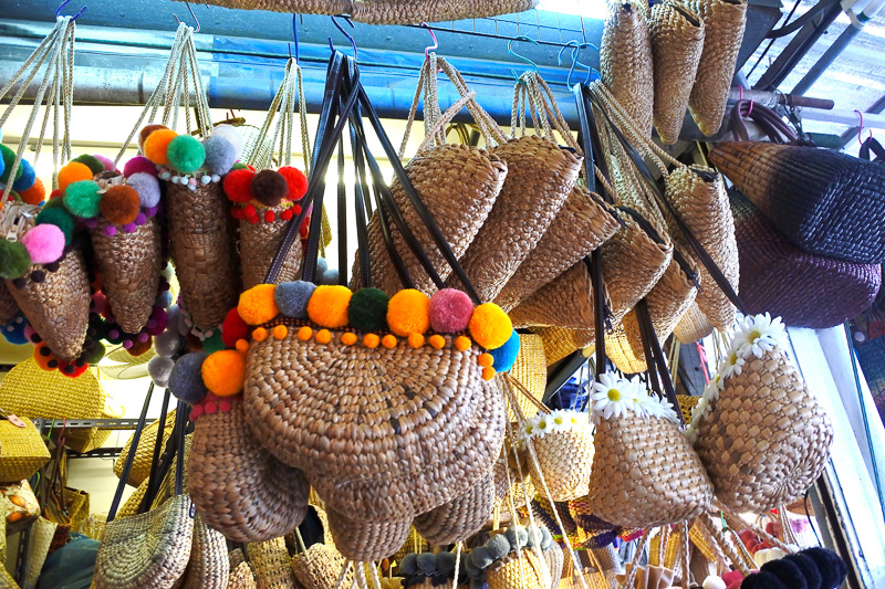 民族調のバッグや夏に大活躍のカゴバッグなどハデなものからシンプルなものまでいろいろ