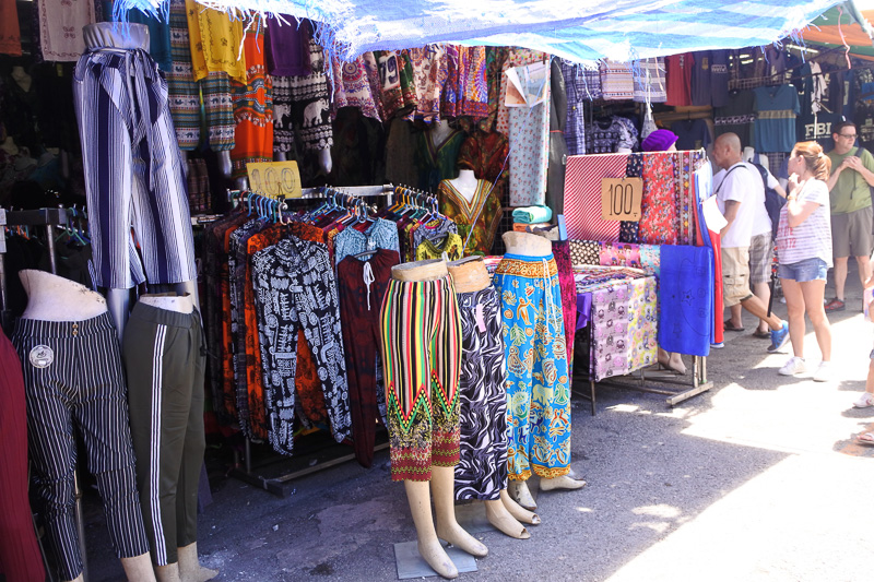 タイパンツも観光地のお土産屋に比べると柄の豊富さは歴然。刺繍スカートもかわいい物が揃っていた