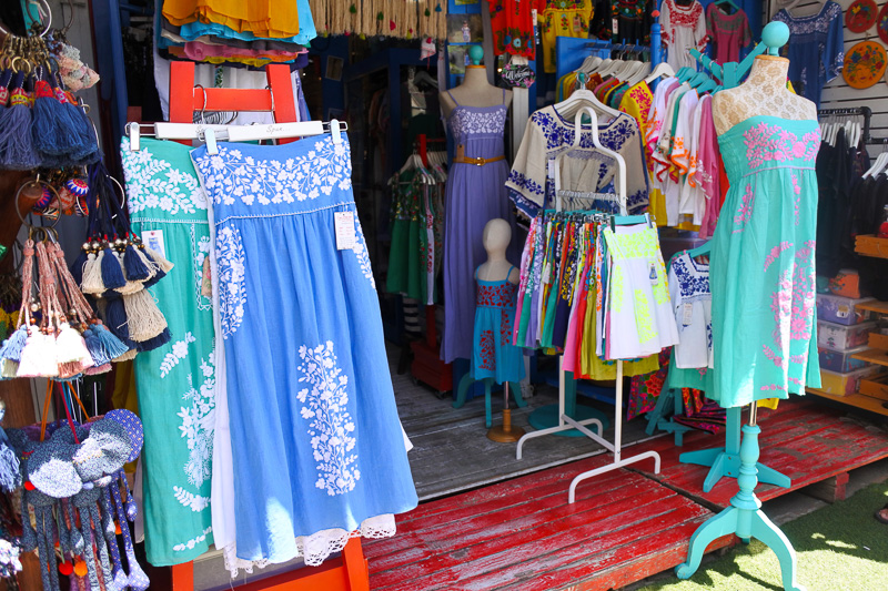 タイパンツも観光地のお土産屋に比べると柄の豊富さは歴然。刺繍スカートもかわいい物が揃っていた